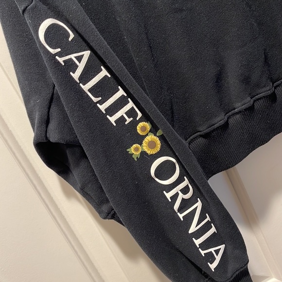 Hollister Sunflower 🌻 Sweatshirt - Picture 5 of 5